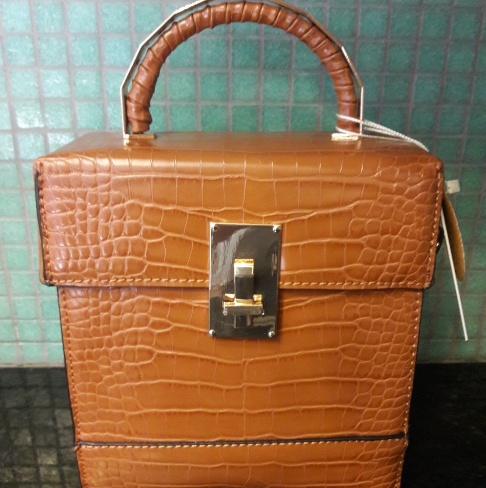 Bucket crossbody bag